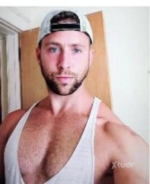 Xtudr - Fredoenzo: Jeune homme sportif,physiquement attrayant avec un coeur d’ange.Doux et très facile à vivre recherche l’amour et non un p...