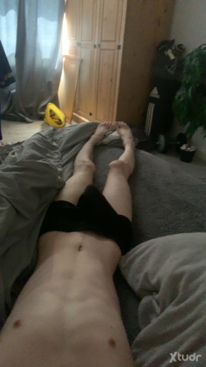 Xtudr - ashyyyy: young virgin i wanna have funnnn if ur into feet then definitely message me ;)