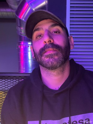 Xtudr - verdema: Me gustan grandes, gordos o muscle y maduros.
Sobretodo oral, muy mamón. Me gusta la idea de ser humillado y servir sexualm...