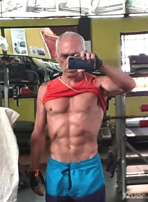 Xtudr - bodylick: Maduro en muy buena forma. Macho pasivazo para macho activazo (en buena forma). Esclavo rebelde para AMO experto en látigo...