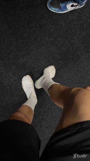 Xtudr - EsclavooTOTAL: 
Me flipa lamer sudor, pies del gimnasio, zapatillas, y me encantaría que me ataras y te sentaras en mi cara a ahogar...
