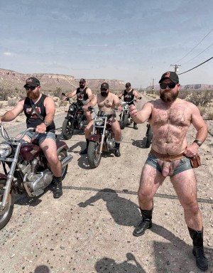 Por una apuesta, un chulazo exhibe su gran polla con descaro junto a sus colegas de Harley Davidson. 
