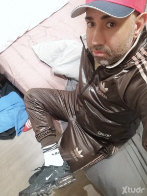 Xtudr - Sumisozapas: Submissive looking for roleplay with masculine footwear fetishist, exhibitionist with a morbid fascination, and an inte...