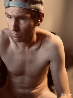 Xtudr - parTybttm: Looking for naked fun with a few guys. I love to ride a thick big cock 
