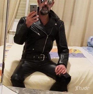 Xtudr - yacuero: I like walking and I like music and hiking.