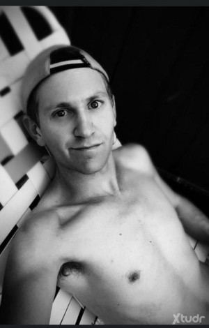 Xtudr - parTybttm: Looking for naked fun with a few guys. I love to ride a thick big cock 