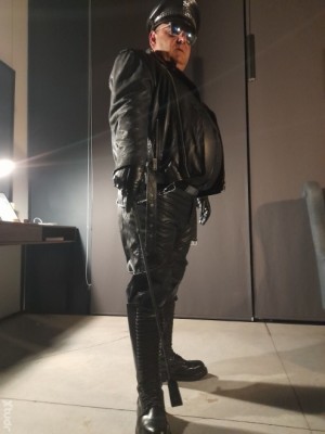 Xtudr - cueroboy7: Tio masculino activo sin pluma.Me mola el cuero y la ropa deportiva ya me veis en las fotos.
 TELEGRAM, INSTA: CUEROBOY7
...