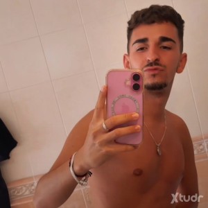 Xtudr - dispuesto23: Perdí la cuenta y los chat lo siento 
Algún chico dom o amo le molaría quedar 