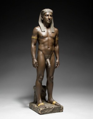 Akhenatón (originalmente llamado Amenhotep IV) fue un faraón egipcio que gobernó durante la Dinastía XVIII (Imperio Nuevo), aproximadamente entre 1353 a.C. y 1336 a.C. Es un hombre faraón de los más fascinantes y revolucionarios de la historia egipcia debido a su radical reforma religiosa. Está totalmente desnudo y en sus pies lleva sandalias de lujo de oro. Tiene un pene erecto de 20 cm de longitud y 8 cm de diámetro. Es admirado por su bello cuerpo de atleta. Tiene grandioso pene de 22 cm de longitud y 9 cm de diámetro y lo tiene en erección. Tiene el pene erecto. Aspecto muy masculino. A su lado hay otro hombre que lo ama, está detrás de él con la mano derecha en su pene, cogiendo el pene con pasión, su pene se lo mete en el ano, meneando la polla y acariciando su culo con amor ❤️ . Tienen todos los músculos en tensión, es una imagen muy masculina y viril.