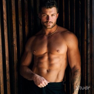 Xtudr - Heesay:  Hello 
I’m a dominant top and I can be bottom as well  I’m into taking control on my submissive bottoms I love nipple play ...