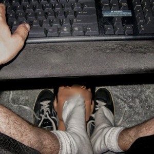 Xtudr - ChastityBoy_: Masculino, guapete, en estricta castidad desde 2020... Hoy día usando 24/7 una jaula diminuta metálica, con cinturon, ...