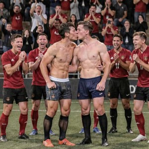 en pleno partido, dos jugadores de la selección salen del armario y son aclamados por el resto