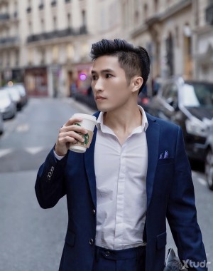 Xtudr - HotmanXL: Hello. I’m Benjamin. Versatile. Big cock nice smooth tight ass. Muscular body.  Boyfriend experience or BDSM dominant mast...