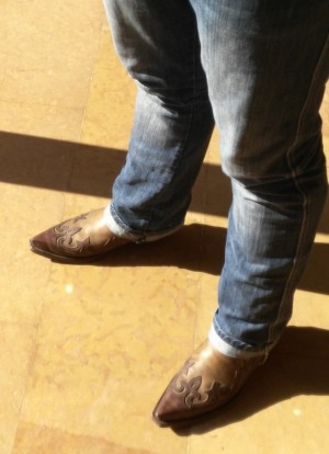 Xtudr - sendra: Fetishist who likes to have his boots taken care of