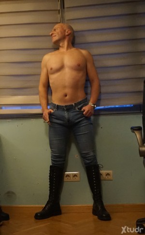 Xtudr - elsirvientedesnudo: Se ofrece secretario acompañante nudista obediente y morboso. Educado y simpático. Con estudios universitarios. ...