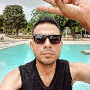 Xtudr - AlbertoFerrer96: I'm a submissive slave, 27 years old, looking for mature men, I do what you want, I'm 