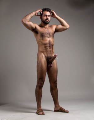 Cocijo es un hombre de Zapoteca, es un señor gobernante del año 600 d.C., en el cerro "La Cantera" de la localidad "San Pablo Huitzo" al norte del "Valle de Etla" en Oaxaca en México, está en la época antigua del “periodo Clásico Tardío” en México.
Está muy delgado y sin grasa en su cuerpo atlético y está totalmente desnudo y tiene sandalias marrón de tiras.
Tiene cara muy masculina con mandíbula cuadrada definida, cuello con tendones marcados, piel bronceada cubierta de una fina capa de sudor brillante.
Tiene torso con pectorales marcados y definidos en tensión con vello oscuro en el centro del pecho, pezones oscuros erectos, abdominales marcados de seis bloques visibles, tiene trail de vello desde el ombligo descendiendo hacia el pubis, tiene brazos en tensión con bíceps y tríceps muy marcados y definidos.
Tiene piernas con cuádriceps marcados y definidos y tensos con los muslos peludos en tensión.
Tiene una polla erecta y dura de treinta y cinco centímetros de largo apuntando hacia arriba contra su abdomen goteando líquido preseminal blanco semitransparente,
Tiene testículos grandes colgando pesados entre sus piernas.
Tiene un tatuaje con texto escrito a la vista con las letras: hisperbarba. Plano lateral derecho. Tensa los brazos hacia arriba para enseñar sus bíceps y sonríe