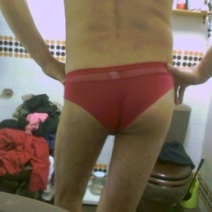 Xtudr - gaysha: Submissive guy from Madrid, 45 years old, slender, dark-haired, looking for a man to belong to, adore and serve