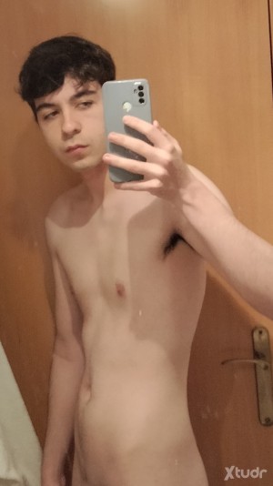 Xtudr - Esclavo_bcn: I'm looking for a master to be his submissive 🚀. As soon as I find a serious one, I'll delete the app