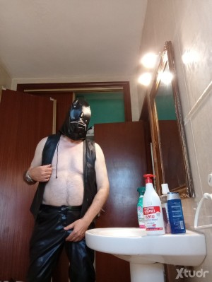 Xtudr - sumisoesclavocuero: me gusta ser azotado escupido orinado tortura de pezones esclavo de mis pezones salivazos. gagging, rimming. sob...