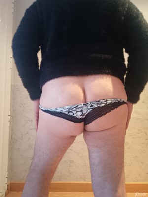 Xtudr - Robert73: Soy casado con mini pene y me gusta vestirme con la ropa de mi mujer. Busco algún amo para ciber relacion. Tambien me gust...