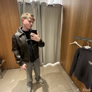 Xtudr - daani_mneez:  Quiero a alguien maduro mayor q me dé el placer que tanto necesito 