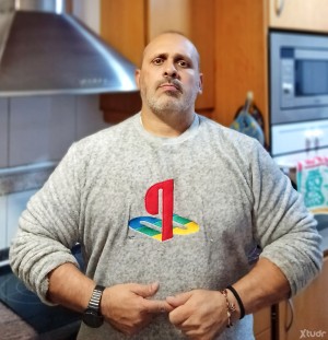 Xtudr - robustobcn: 1.74 meters and approximately 117 kilograms, 3XL shirt size, bearded, hairy, large legs, tattooed.