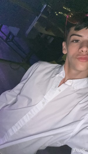 Xtudr - luis_07: Chico joven de Málaga, con un toque de inocencia gracias a mi cara de bebé. Me gusta disfrutar de la vida 