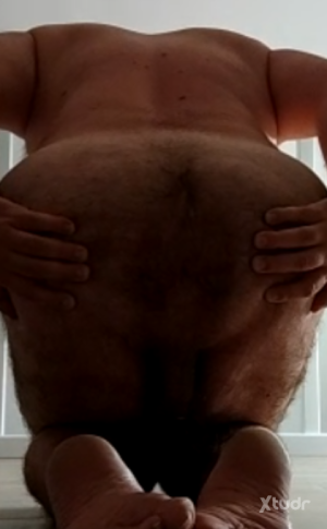 Xtudr - blowguy19: Soy un chico de gordito y con vello. Soy sumiso y obediente. Quiero que me humilles, me azotes y me trates como a una put...