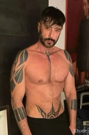 Xtudr - TATMAD: Tio muy masculino tatuado mórboso cerdete buen culo y rabo bueno en la cama con sitio en madrid centro