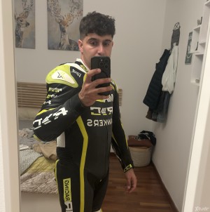 Xtudr - jovenn98: I love dressing up in school uniforms, football kits, cycling gear, neoprene...
I'm looking for someone who will force me ...