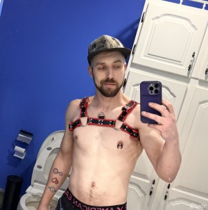 Xtudr - SpunnySteve: Like daddies, leather, smokers, bikers, truckers. Love pnp and open to many things. Verse Bttm here. Will top for the r...