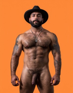 Dibujo realista. Amo barbudo tatuado e hiper masculino, muy musculoso pero muy delgado, con arnés. Tiene un gran pene eyaculando. Lleva gorra militar y unos anillos en los pezones, Un esclavo de rodillas. Respeta la forma y la proporción del cuerpo y se fiel a la forma real sin distorsiones. Fondo de color amaranto con los reflejos de las sombras de los cuerpos del amo y el esclavo. 