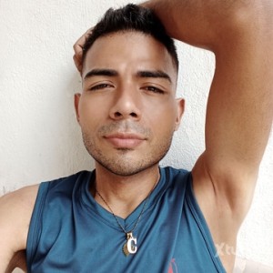 Xtudr - AlbertoFerrer96: I'm a submissive slave, 27 years old, looking for mature men, I do what you want, I'm 