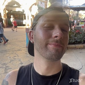 Xtudr - Devon4: Estoy buscando sexo o un novio. 
 Translation: I am looking for sex or a boyfriend.