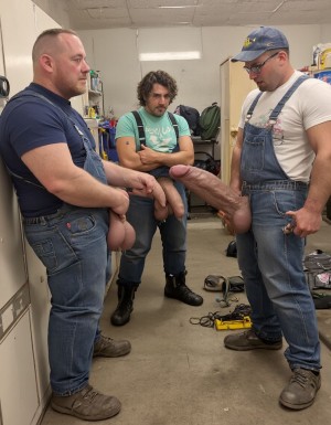 Varios operarios en el vesturario, con  sus monos de trabajo puestos, sacan sus rabos erectos  jugando a comprarlos y ver quién lo tiene más grande, son descomunales, Se ven los penes visibles y sus expresiones de asombro. 