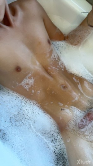 Xtudr - subtwink05: kinky twink looking for funn, no limits ;)