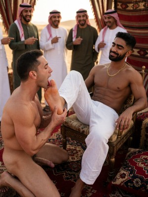 Dos hombres protagonizan una escena sexual explícita sobre una alfombra oriental dentro de una tienda decorada con telas y cojines de estilo árabe; uno está completamente desnudo, arrodillado, con el pene visible, sujetando el pie del otro hombre mientras le lame o chupa los dedos con la boca abierta. El hombre sentado aparece sin camiseta, con torso musculado, barba, cadena dorada al cuello y pantalón blanco, reclinado en una silla ornamentada mientras sonríe con actitud relajada y dominante. Al fondo, varios hombres vestidos con túnicas tradicionales y pañuelos en la cabeza observan la escena riendo y señalando, creando un ambiente de exhibición, fetichismo de pies, lujo oriental y provocación sexual en un entorno íntimo y teatral.