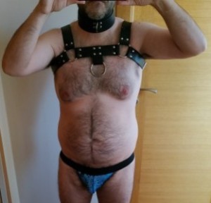 Xtudr - Guaka: Hola. Me gusta hombres jóvenes, los suspensorios, los dildos, los arneses y la ropa de cuero negro.