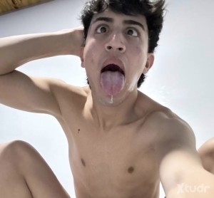 Xtudr - Mariconcito: Soy una puta mariconcita, me encanta que me humillen y usen como la puta que soy 
