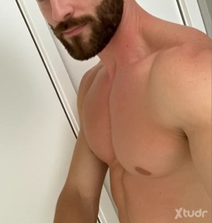 Xtudr - poweliftting: Looking for submissive vers top athletic. No bottoms 100%