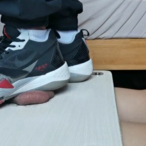 Xtudr - ChastityBoy_: Masculino, guapete, en estricta castidad desde 2020... Hoy día usando 24/7 una jaula diminuta metálica, con cinturon, ...