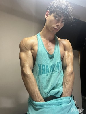 Xtudr - GymLad_99: Entreno casi todos los días; el gimnasio es mi forma de desconectar y también de mantener el cuerpo como me gusta: duro, ...