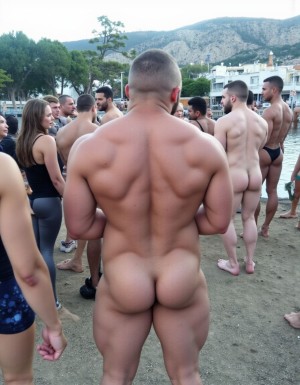 Nudistas y textiles reunidos sin complejos en la playa de Benalnatura en Málaga, uno de ellos destaca por su corpulencia, culo prieto redondo y espaldas anchas...... ancho de espaldas, estrecho de culo, maricón seguro. 