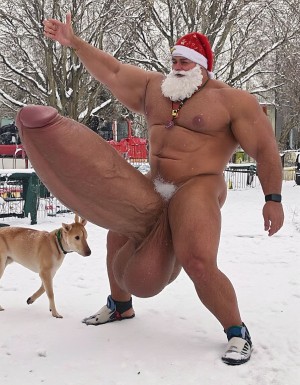 La Navidad. Papá Noel es un hombre de 40 años, atleta, está delgado y tiene músculos marcados y definidos, es muy varonil, tiene barba blanca abundante. Solo tiene el gorro de papá Noel porque está totalmente desnudo enseñando su musculatura de atleta y bronceada, tiene mucho vello blanco que cubre sus músculos pectorales y el abdomen y también en sus piernas. Tiene sandalias blancas en sus pies. Barba abundante blanca de papá Noel. Es el Papá Noel del año 2025, con mucha alegría y mucho sexo gay. Aspecto muy masculino salvaje. Pene erecto de 20cm de longitud y 8cm de diámetro. Abundante vello blanco por todo el cuerpo. Está saltando en la nieve mientras nieva y su gran pene erecto de 22 cm de longitud y 9 cm de diámetro, está metiendo su pene dentro del ano de otro hombre de aspecto deportista que está desnudo y tiene una polla grande, está desnudo enseñando su cuerpo de culturista con cintura estrecha delgado sin nada de grasa. Tienen los penes en erección y hay mucha excitación sexual, muy excitados. Sexo explicito muy potente. Abrazo. Beso en los labios. Sexo anal muy profundo. 