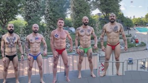 Etarko (centro) y sus amigos viciosos de Xtudr en la piscina de la Ciudad Universitaria en Madrid, todos marcando paquete. 