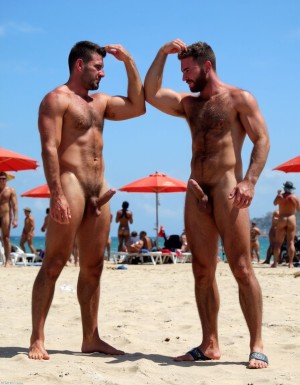 Solo hombres desnudos musculosos. Tienen un pene erecto de 50 cm de longitud y 8 cm de diámetro. Antonio tiene un pene de 50 cm de longitud y 8 cm de diámetro. Juan tiene músculos muy definidos y tiene mucho vello es muy peludo. Tienen sandalias en sus pies. Flexionan sus brazos hacia arriba para enseñar sus músculos bíceps mientras se miran fijamente y con pasión. Fondo de una playa con mar precioso. Fondo de muchos hombres desnudos morenos.