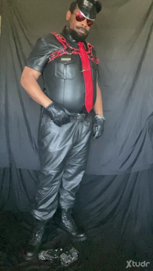 Xtudr - LEARUBBON: Buscando compañeros de juego kinky en Cuero, Goma y Bondage.