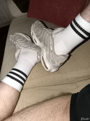 Xtudr - cerdakozapas: I can translate that for you. 
Slim, short hair and with hairiness. I like farts, footwear, feet, armpits, piss, blowj...