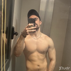 Xtudr - Nacho124: Me encantaría lamer unos buenos bíceps y axilas mientras te toco los pectorales 